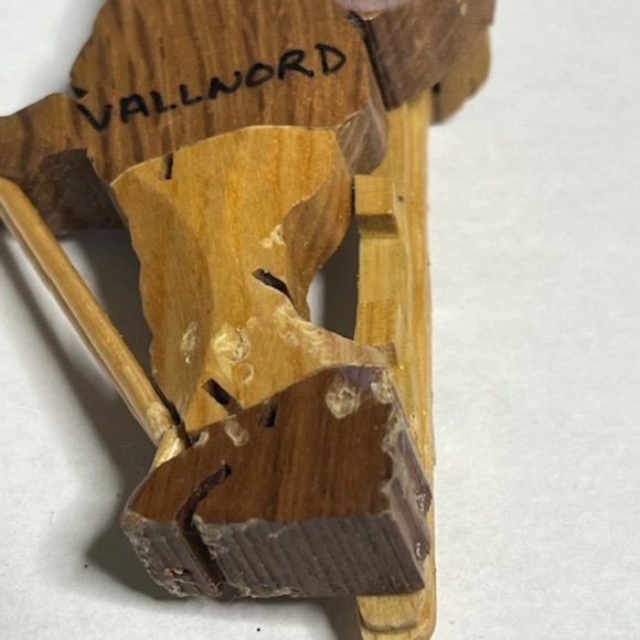 Vallnord, Andorra Rustic Wooden Skier Key Holder Backpack Accessory 3" - Picture 6 of 6